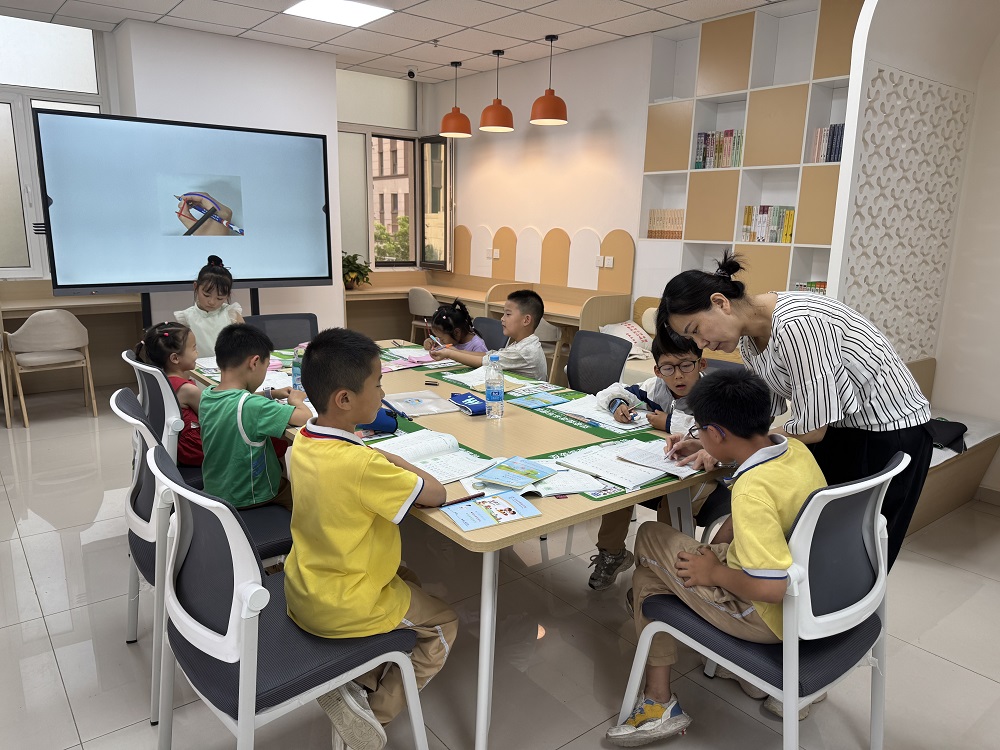 7月7日，鉑悅社區(qū)夜校老師給轄區(qū)少兒上書(26656396)-20250708192543.jpg